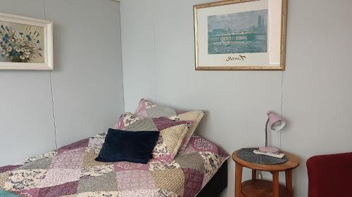a bedroom with a bed with a quilt on it at Kodit Tuulikinkatu in Mikkeli