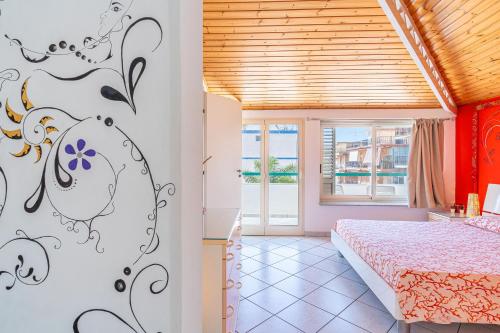 a bedroom with a bed and a window at Da Merygiò in Marina di Ragusa