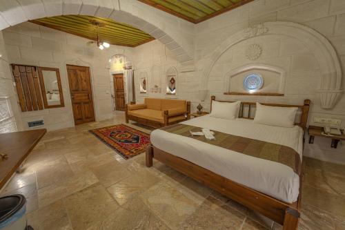 a bedroom with a large bed in a room at Zara Cave Hotel in Goreme