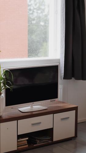 a flat screen tv sitting on top of a wooden table at Kodit Tuulikinkatu in Mikkeli