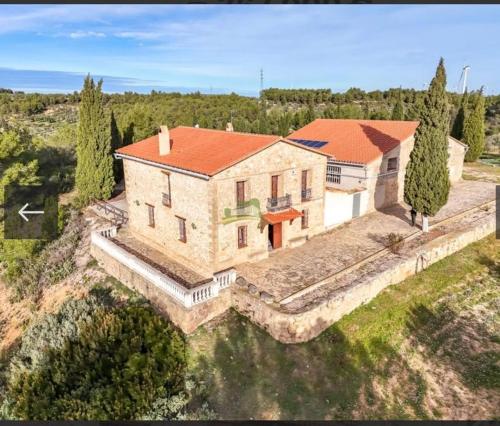 an overhead view of a large house with a red roof at Casa Rural Mas María in Horta de San Joan