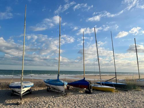 a group of boats sitting on the beach at La parenthèse d'Opale in Wissant
