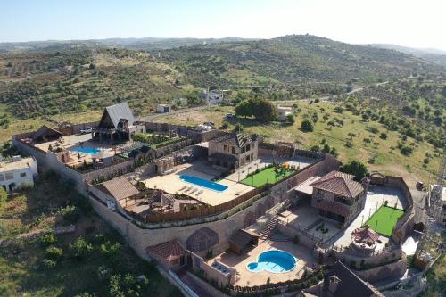 Bazén v ubytování منتجع كفريا السياحي-عجلون Kufraya Resort-Ajloun nebo v jeho okolí