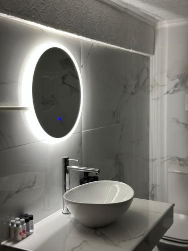 a bathroom with a bowl sink and a mirror at Sykia Home in Sikia