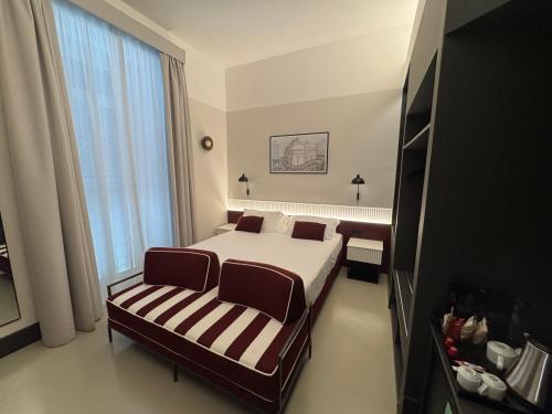 Postel nebo postele na pokoji v ubytování Adaram Suites