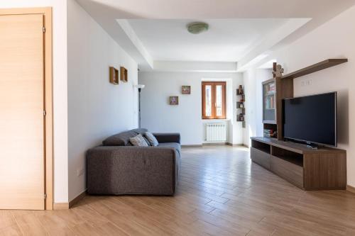 a living room with a couch and a flat screen tv at Casa Belvedere - Affitti Brevi Italia in Poggio Picenze