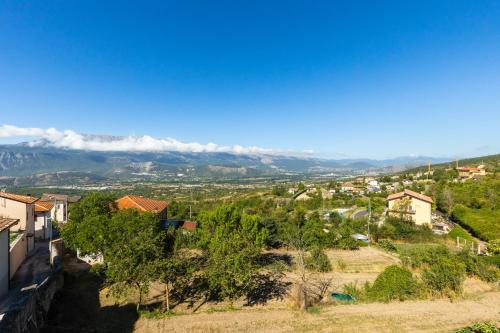 a view of a town with mountains in the distance at Casa Belvedere - Affitti Brevi Italia in Poggio Picenze