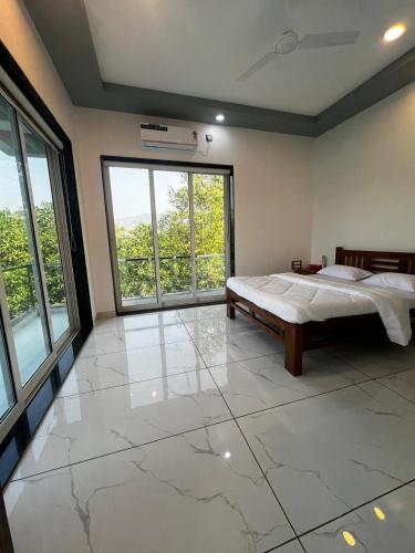 Ένα ή περισσότερα κρεβάτια σε δωμάτιο στο Fortune Villa Alibag