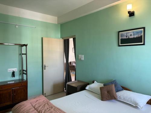 Katil atau katil-katil dalam bilik di Spacious 2BHK Residential Flat with Scenic Vibe