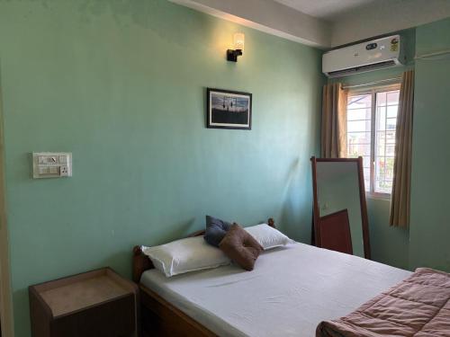 Katil atau katil-katil dalam bilik di Spacious 2BHK Residential Flat with Scenic Vibe