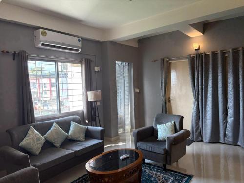 Ruang duduk di Spacious 2BHK Residential Flat with Scenic Vibe