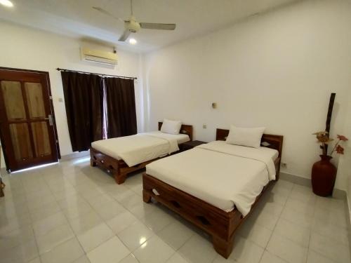 a room with two beds in a room at Spear Villa in Bumbang