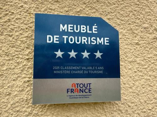 a sign on the side of a wall that reads module de torture at Le Charmant in Port-Bail-sur-Mer