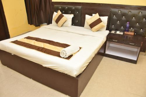 Un dormitorio con una cama con toallas. en Tipsyy Inn 014, en Gurgaon