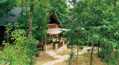 a log cabin in the middle of the trees at Villa n'Mal in Orllan