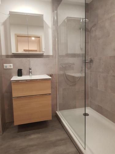 Bilik mandi di möbilierte Wohnung am See