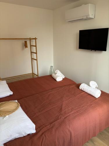 a large bed with two towels on top of it at Idéal pour un séjour à Bordeaux in Blanquefort
