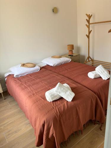 a bedroom with two beds with towels on them at Idéal pour un séjour à Bordeaux in Blanquefort