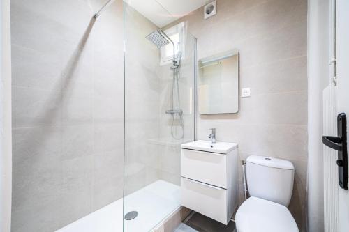 Koupelna v ubytování Studio paisible proche Paris 16ème arr - III