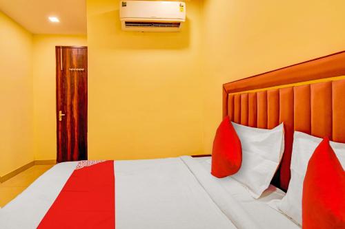 Postel nebo postele na pokoji v ubytování Hotel O Friendship Inn