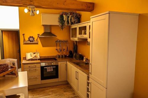 Kuchyň nebo kuchyňský kout v ubytování Greenvale Cabins