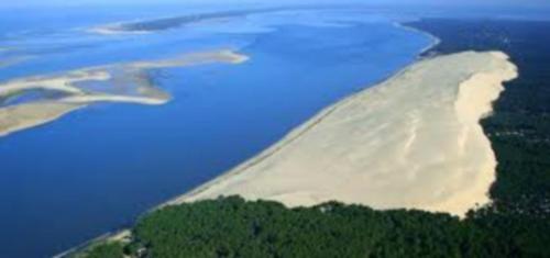 an island in the middle of a body of water at Idéal pour un séjour à Bordeaux in Blanquefort