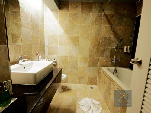 a bathroom with a sink and a toilet and a tub at Le Naview @Prasingh in Chiang Mai