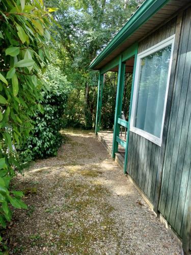 a side of a house with a window on it at 13 vents in Castanet