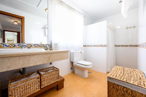 ein Badezimmer mit Waschbecken und Toilette in der Unterkunft VILLA INTMA - GOLF - POOLS - near Mijas, Marbella, Fuengirola - Fully Equipped in Alhaurín el Grande