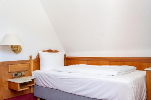 a hotel room with a bed and a lamp at Hotel zum Ritter in Heidelberg