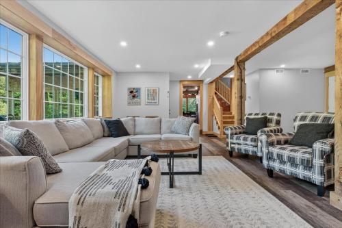 una sala de estar con un sofá y una mesa en 4 Br Sleeps 8 - Kayaks - Fire Pit - Dog Friendly, en Danville