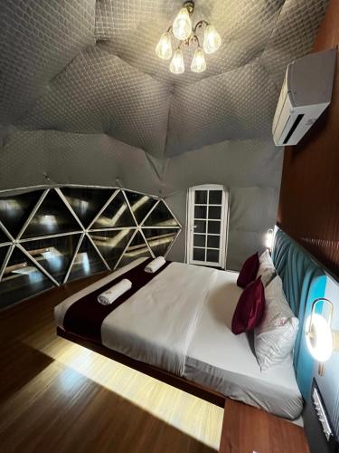 a bedroom with a large bed in a room at Sovas Nature Hideout in Kolvan