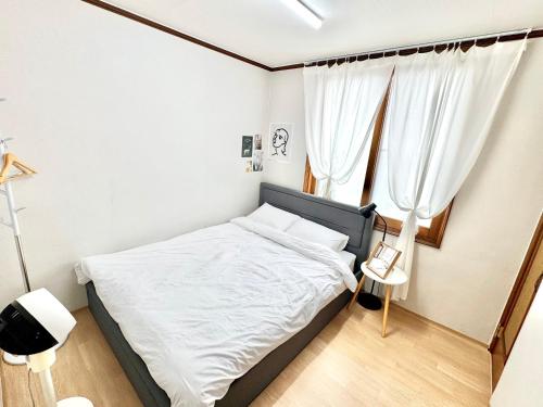 Ένα ή περισσότερα κρεβάτια σε δωμάτιο στο Stay On Daegu