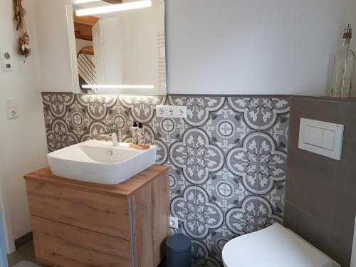 a bathroom with a sink and a mirror at Schäferhaus in Hemme