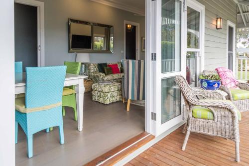 Ruang duduk di Botanic House in Woodend