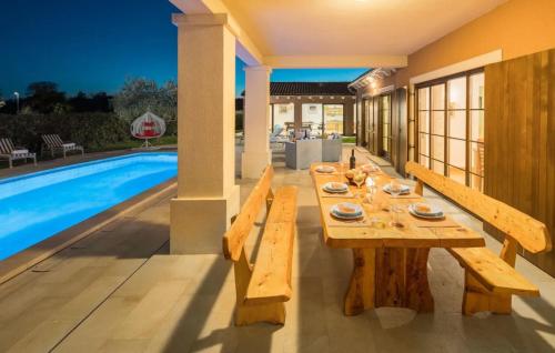 Bazén v ubytování Villa Kanco by Villas Guide nebo v jeho okolí