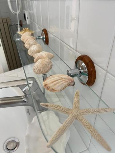 a group of starfish on a glass shower stall at VelaLatina Residence B&B Soverato - Camera Maestrale & Camera Tramontana in Soverato Marina
