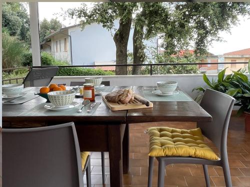 een tafel met eten op een patio bij Ferienwohnung Dolce Vita Toskana - Massa Marittima mit Parkplatz und Fahrradkeller in Massa Marittima