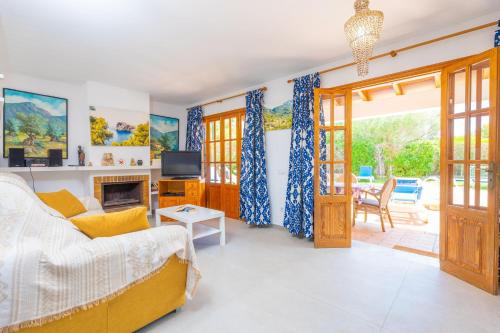 a living room with a couch and a tv at Ca Na Martina in Cala d´Or