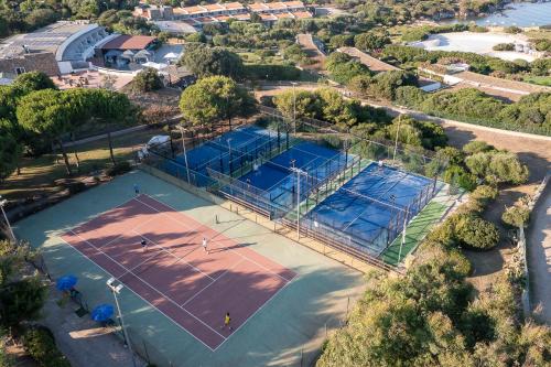 Tenis a/nebo squash v ubytování Cala Lupo Resort nebo okolí