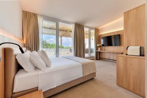 Postel nebo postele na pokoji v ubytování Cala Lupo Resort