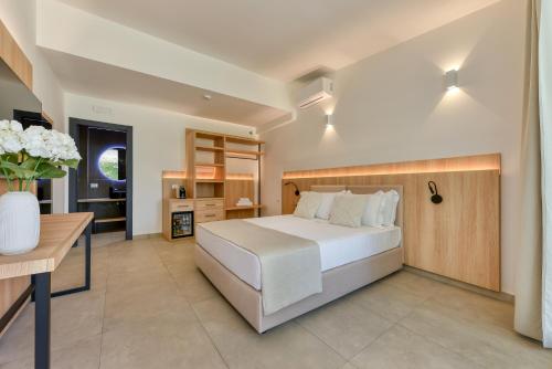 Postel nebo postele na pokoji v ubytování Cala Lupo Resort