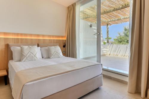 Postel nebo postele na pokoji v ubytování Cala Lupo Resort