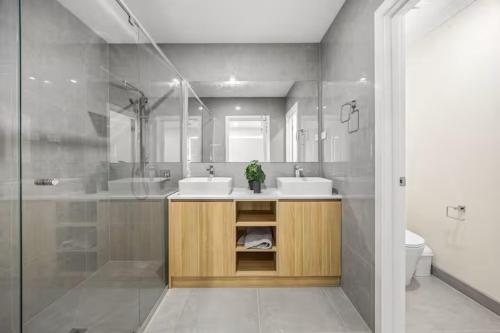 a bathroom with two sinks and a shower at New Family Beach Home Near Geelong, St Leonards in Saint Leonards