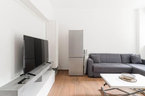 TV a/nebo společenská místnost v ubytování GuestHost - Bright & Comfy Apartment in Corvetto