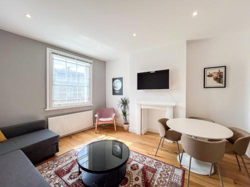 a living room with a couch and a table at Spacious Camden Apartment D1 in London
