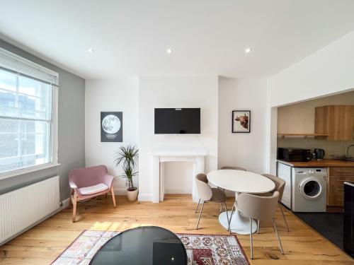 a living room with a table and chairs at Spacious Camden Apartment D1 in London
