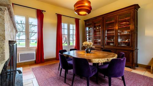 une salle à manger avec une table et des chaises dans l'établissement Château Malescasse, à Lamarque