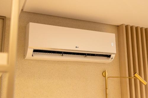 a air conditioner on a wall in a room at Alta Garden Housi João Pessoa by Carpediem in João Pessoa