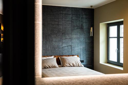 a bedroom with a bed with a black wall at KODERLE SUITE K4 Zampa D Orso in Brunico